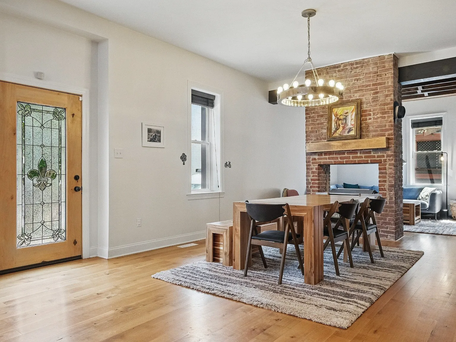 4 bed, 2550 sqft, $4,300 — Photo 2