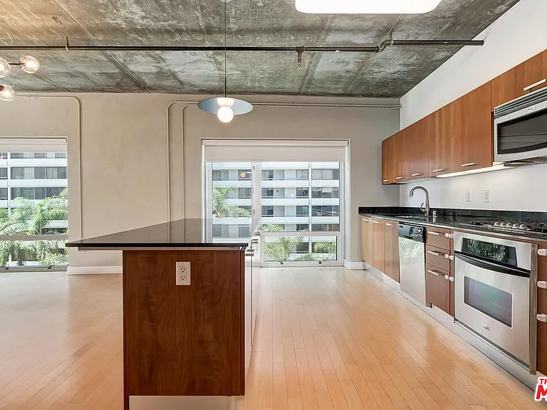 645 W 9th St #500 — Photo 12