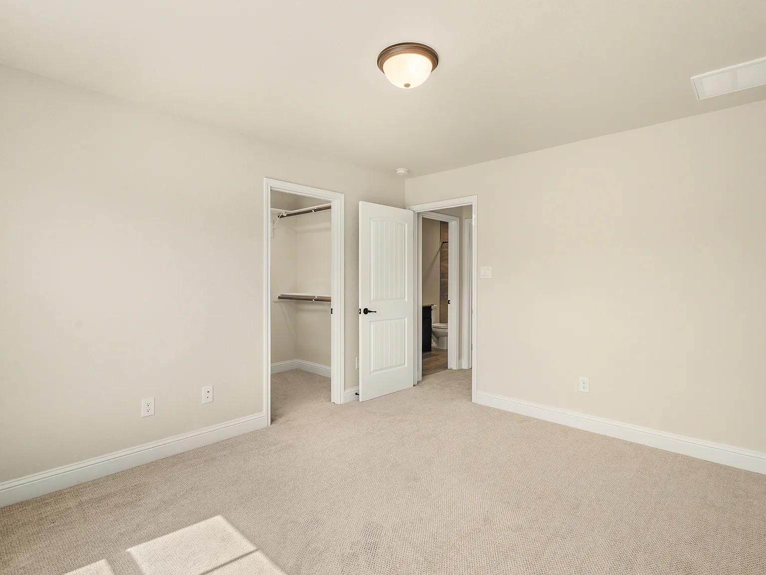 4 bed, 2.5 bath, 2332 sqft, $3,200 — Photo 2