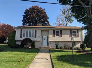 10 Sherwood Ln, Smithfield, RI 02828