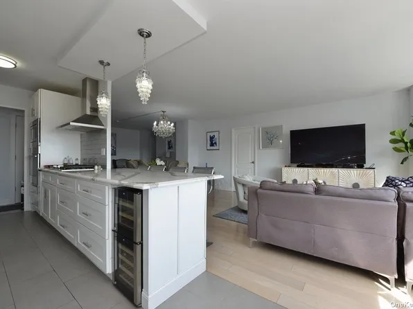 61-20 Grand Cent Parkway image 17 of 32