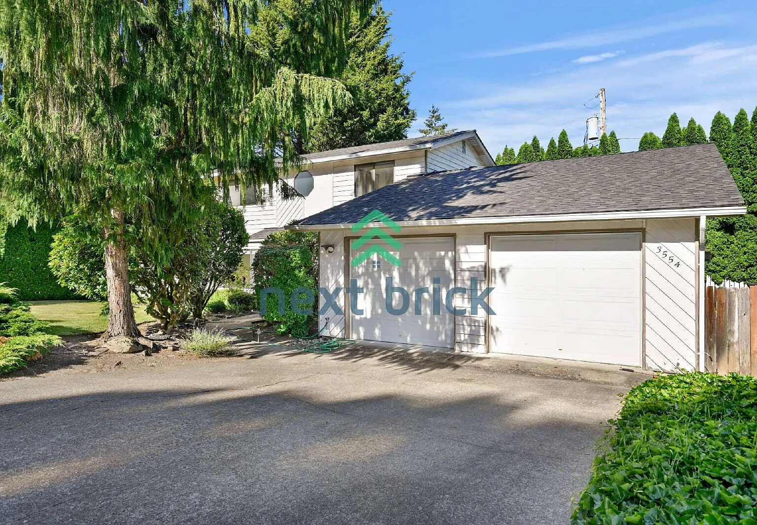"Spacious 5-Bed Gem with 2.5 Baths in Prime Redmond Location!" — Photo 1