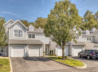 218 Windward Ct N, Port Jefferson, NY 11777