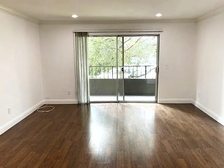 1224 S Barrington Ave #201 — Photo 6