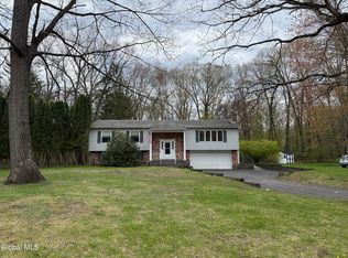 11 Acorn Ave, Clifton Park, NY 12065