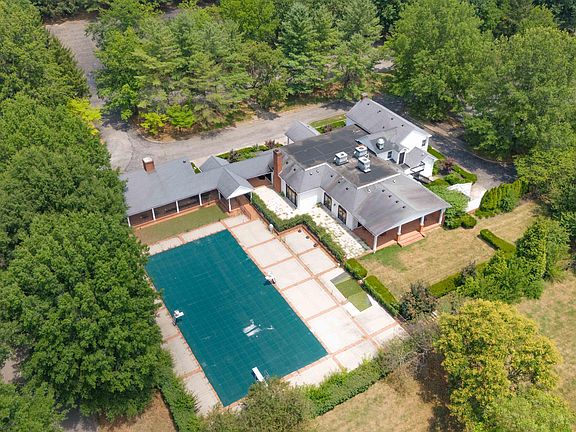 2nd image of 107 Clubhouse Dr