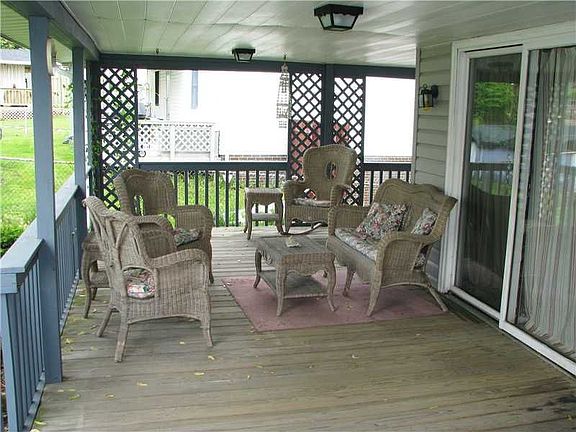 4th image of 990 Crestwood Dr