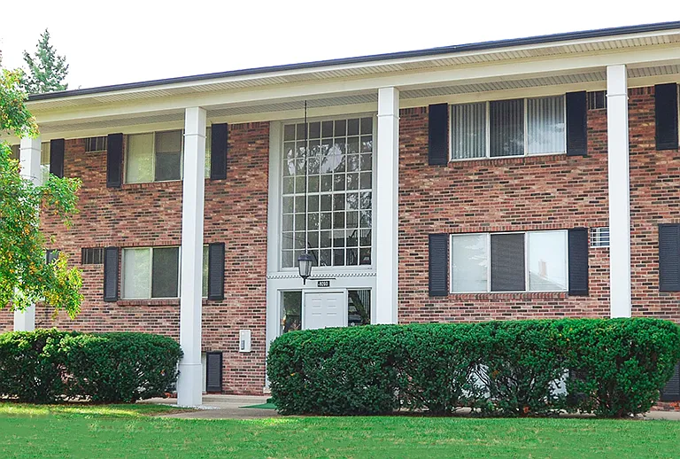 Somerset Manor East Apartments — Photo 32