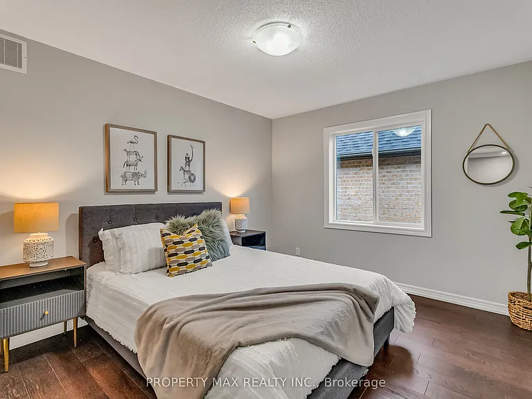 40 Britannia Ave E — Photo 42