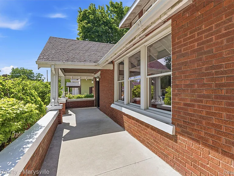 504 Clinton Ave — Photo 43