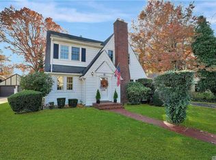 98 Locust St, Garden City, NY 11530