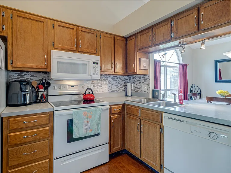 4002 Farmingham Woods Dr — Photo 11