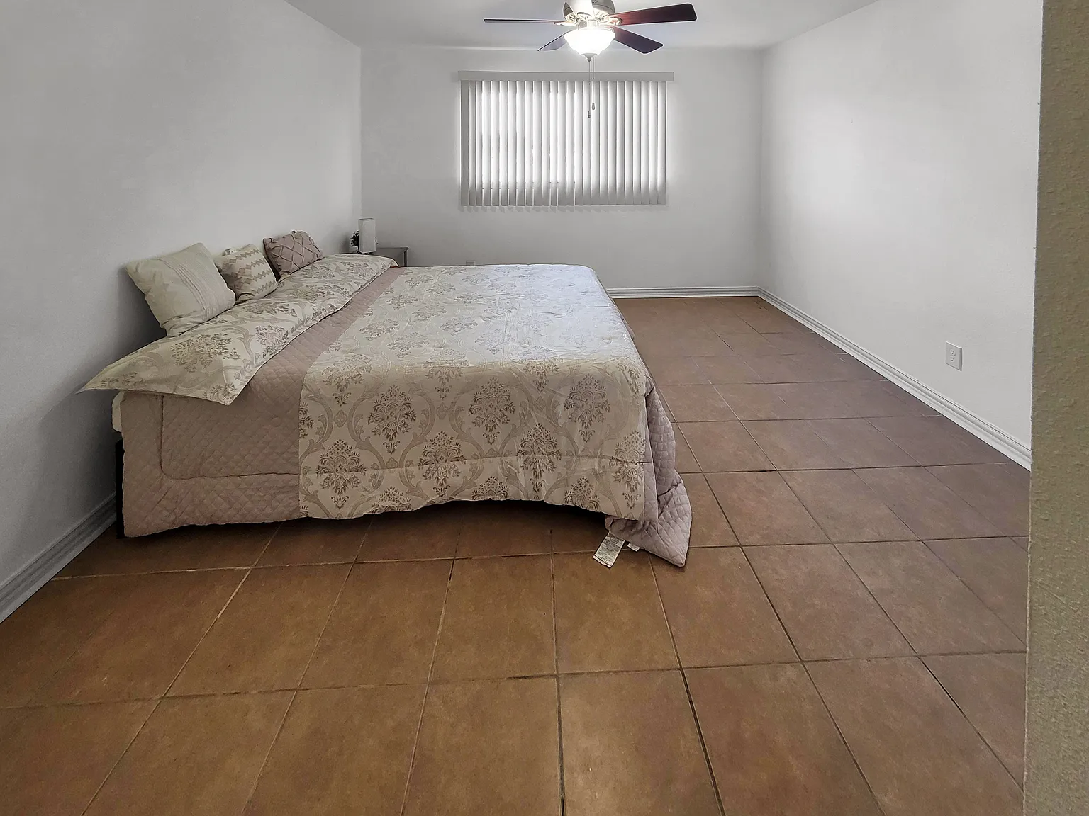 4 bed, 4.0 bath, 2345 sqft, $771 — Photo 3