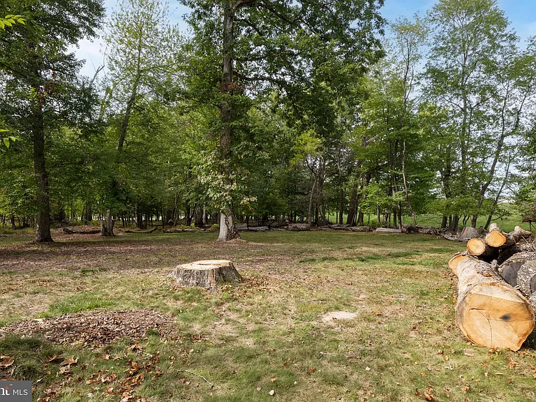 601 Cathcart Rd — Photo 36
