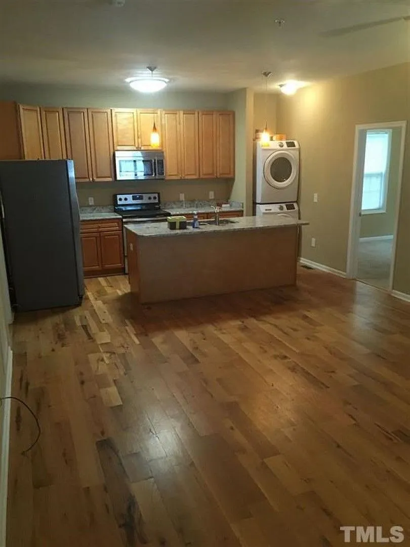 Super Spacious 4 Bedroom available for the 2027-2028 Year! — Photo 4
