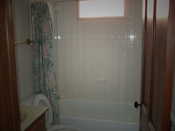 Full bath - Main level