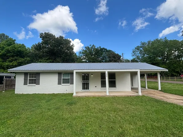 230 Greenbriar Cir, Holly Springs, MS 38635