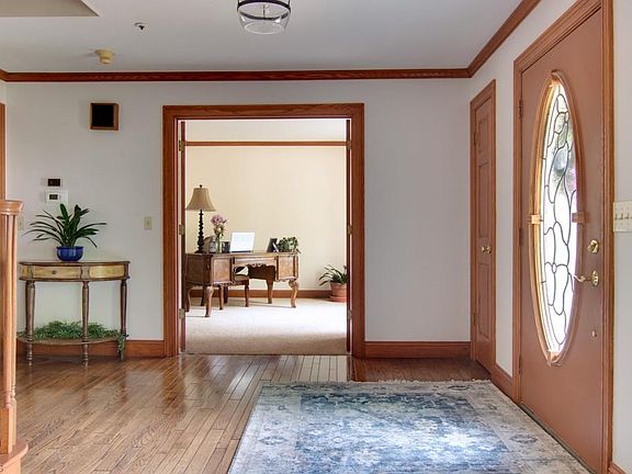 4th image of 551 Woodbury Dr