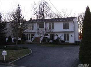 18 Friendly Rd, Smithtown, NY 11787