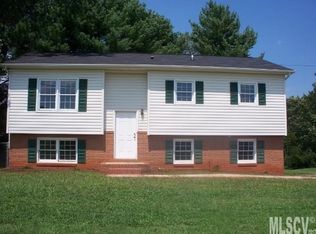 1215 Village Cir, Hickory, NC 28602