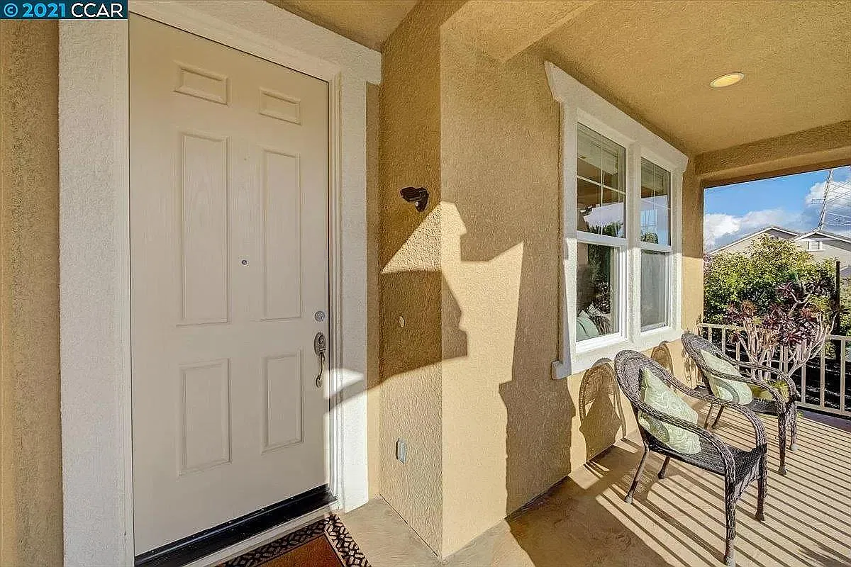 4 bed, 2323 sqft, $3,590 — Photo 2