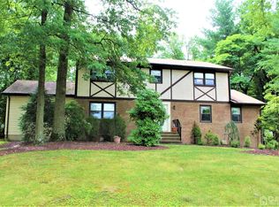 4 King Arthurs Ct, Edison, NJ 08820