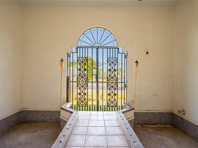225 Santa Isidra L Fls #B — Photo 8