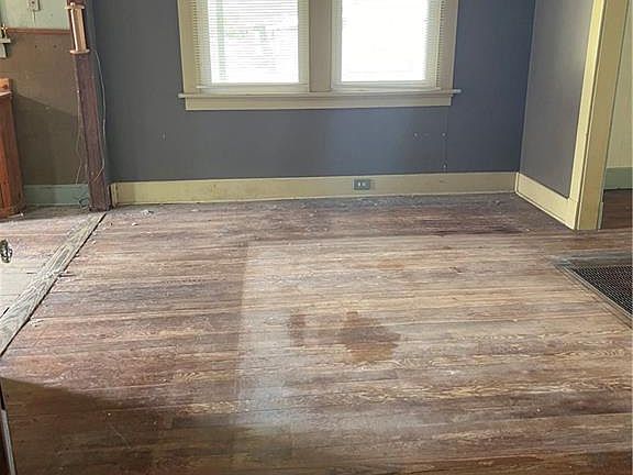 3rd image of 301 Amelia St