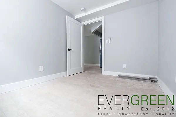 Rented by Evergreen Apartments BK | media 8