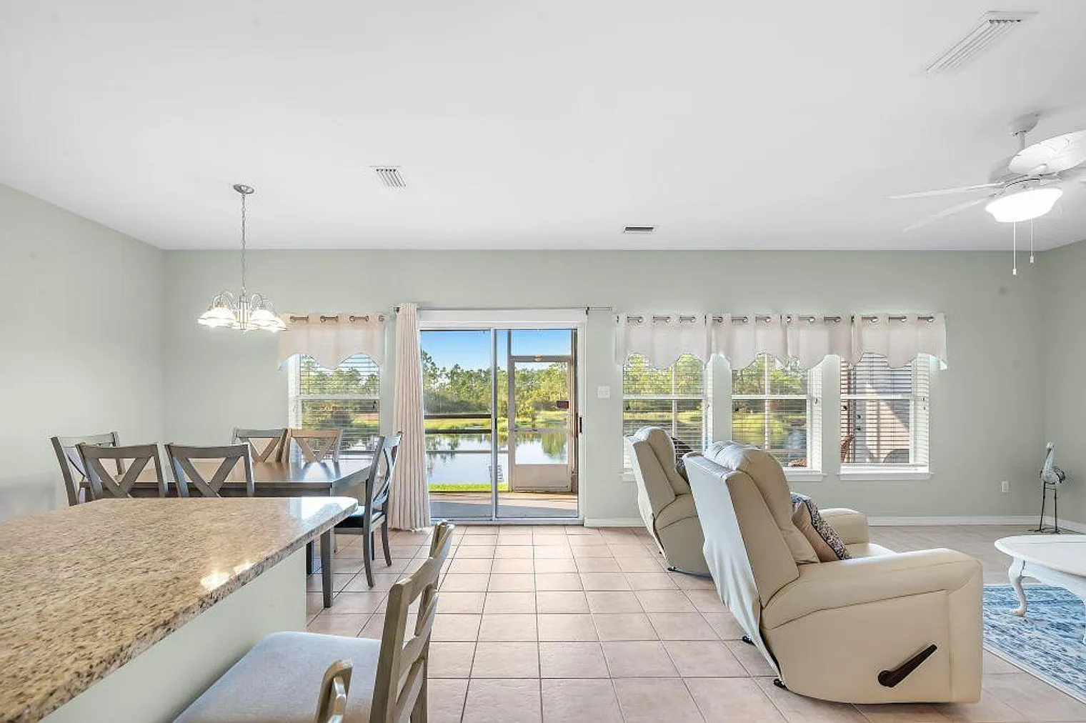 2 bed, 2.0 bath, 1044 sqft, $4,808 — Photo 4