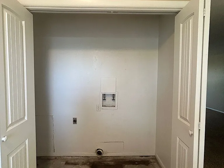 Main 819 S — Photo 38