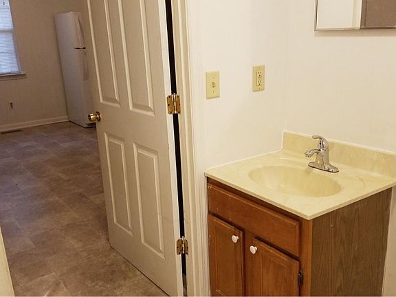 5th image of 818 Aubrey Ave