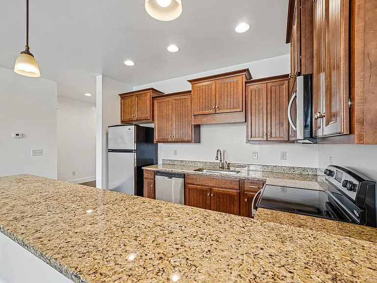 Beverly Townhomes — Photo 10
