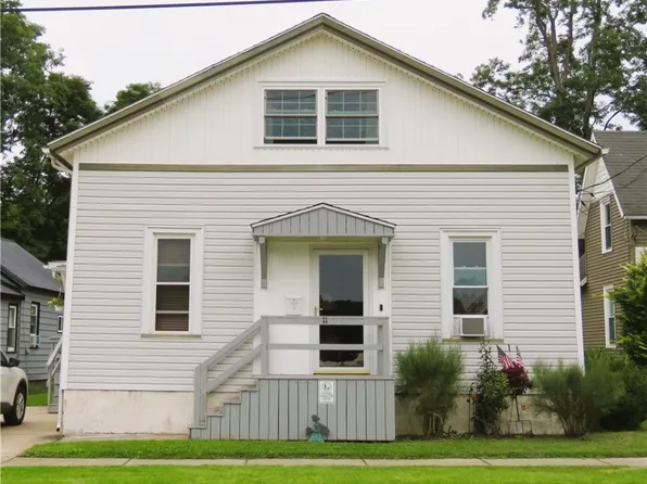 11 Lincoln Ave, Silver Creek, NY 14136