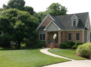 6050 Greenhaven Dr, Winston Salem, NC 27103