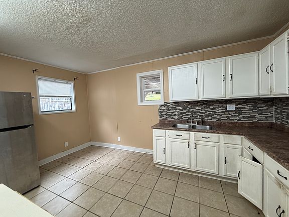 3rd image of 15712 White Oaks Ln