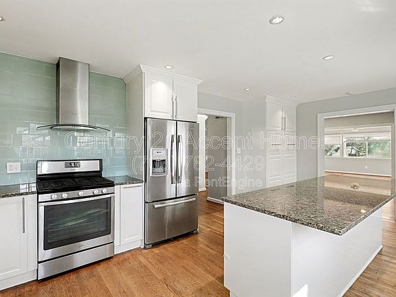 5th image of 3107 Valley Ln