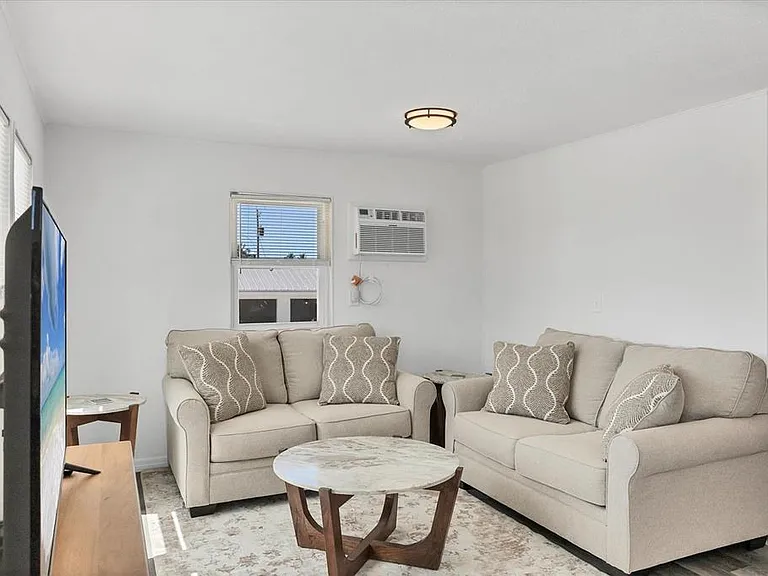 3280 Holly Ave — Photo 10