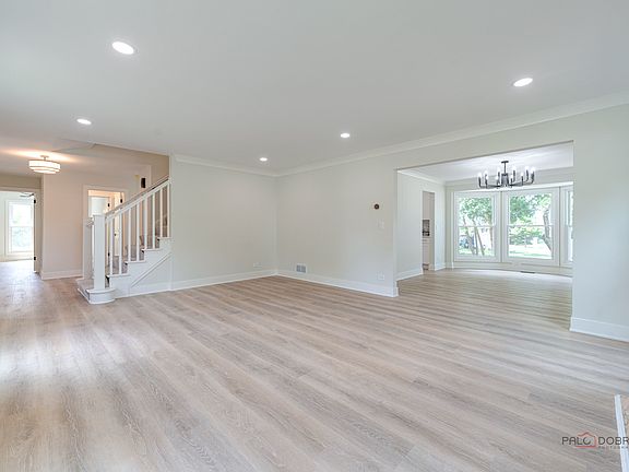 5th image of 408 W Foxdale Ln