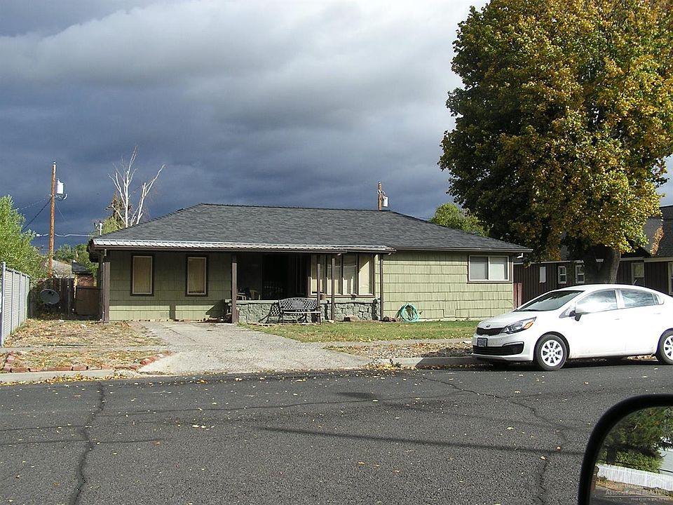 1st image of 643 NE Lookout Ave