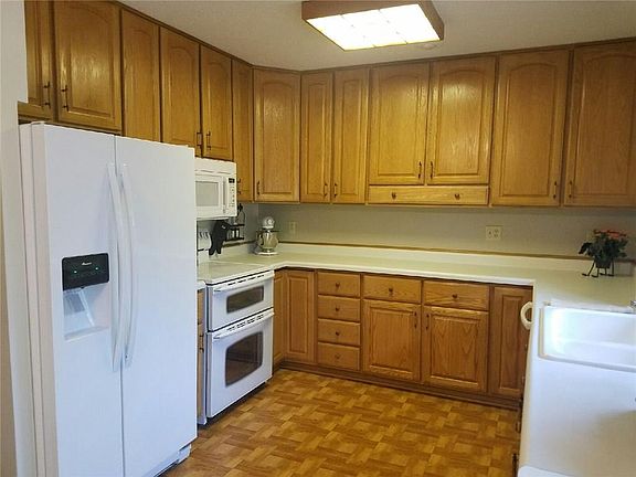 4th image of 301 NW Bayberry Ln