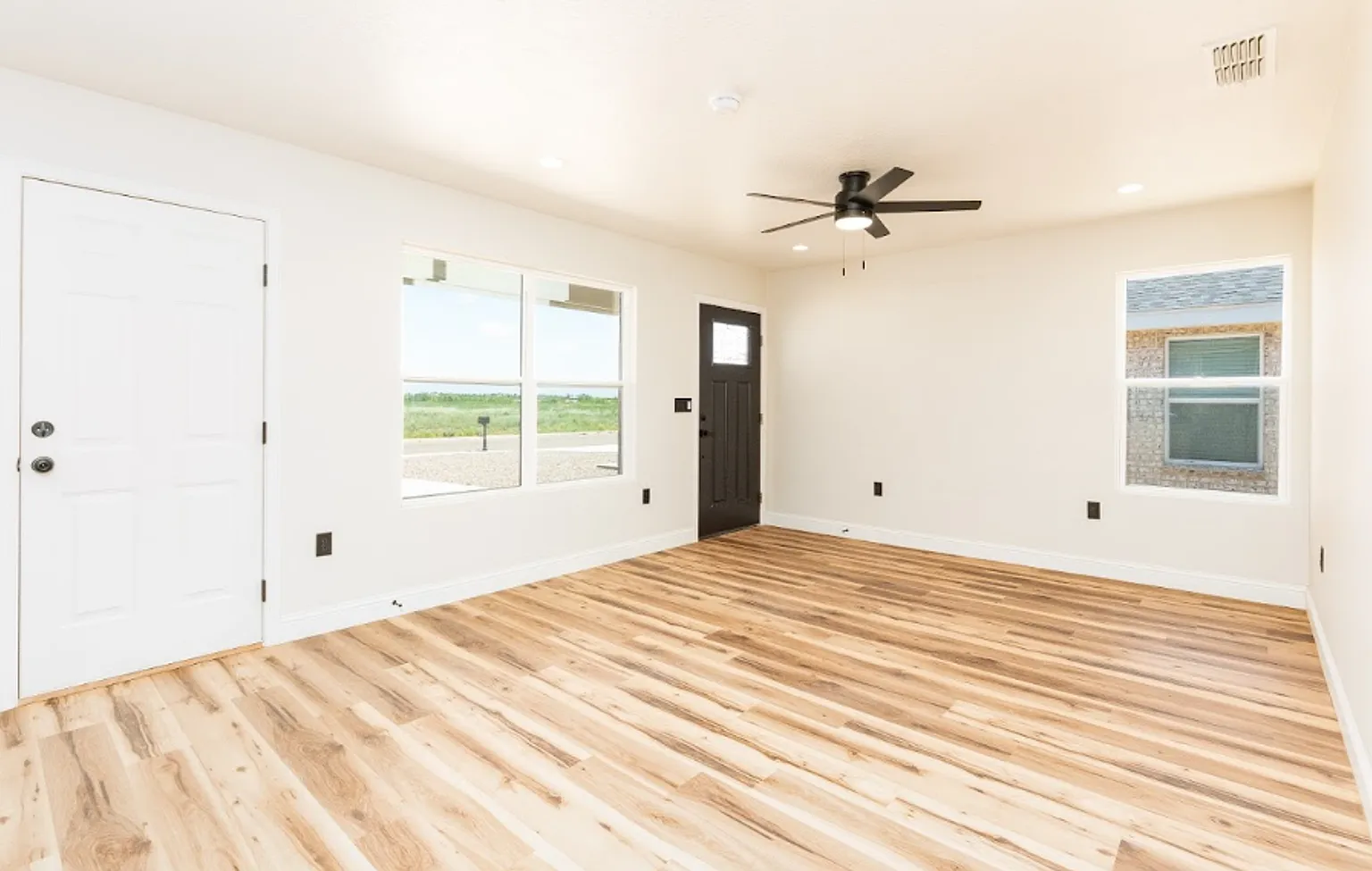 3805 Ethan Ave. Duplex — Photo 3