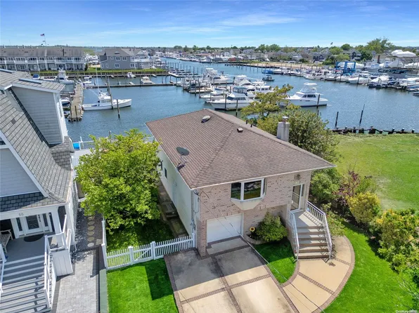 87 W 4th St, Freeport, NY 11520