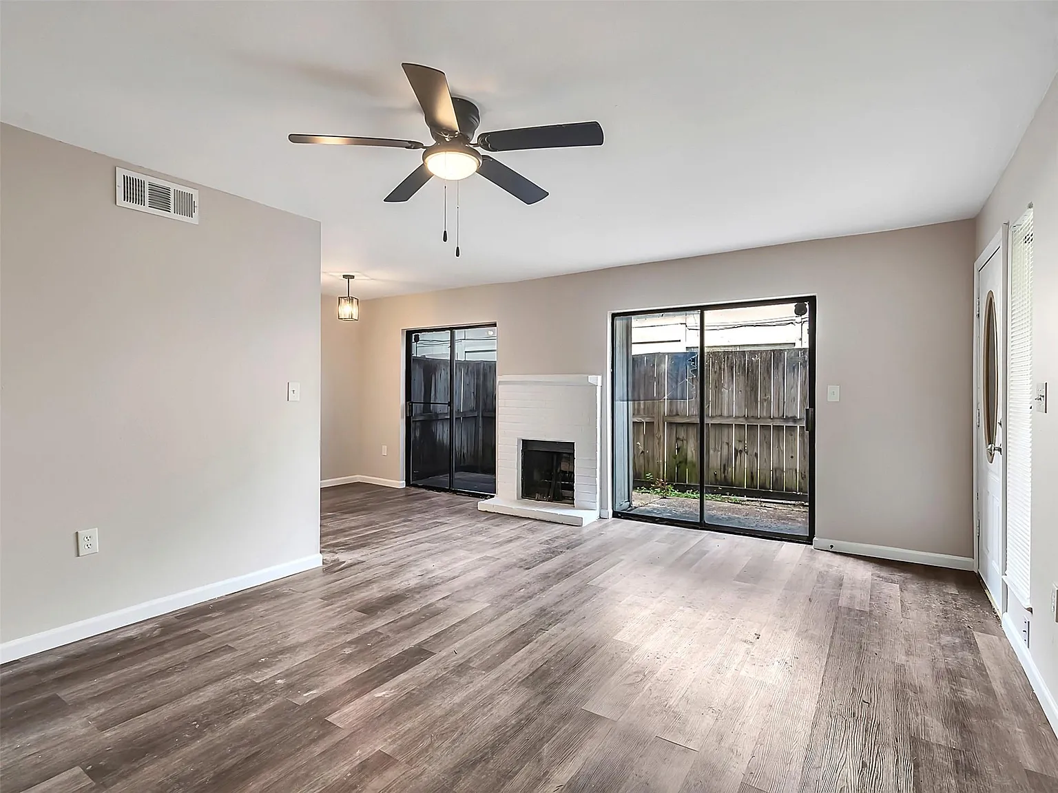 2 bed, 1.5 bath, 968 sqft, $1,250 — Photo 2