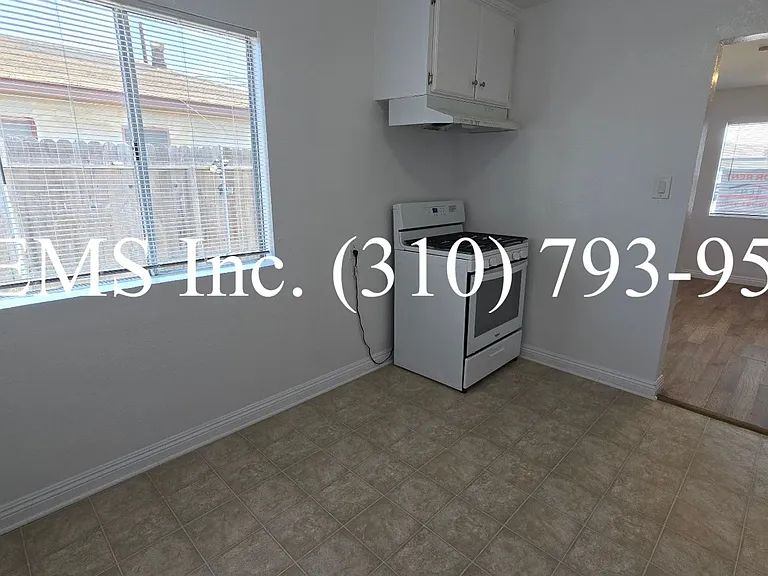 Detached Front House with Laundry Hookups and Garage Parking — Photo 6