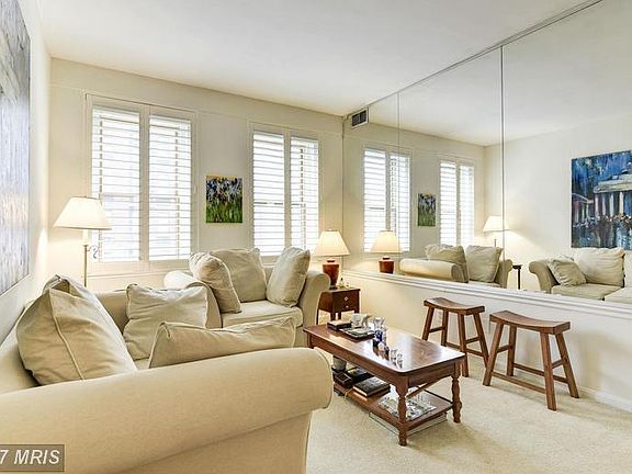 Living Room (2 of 3)