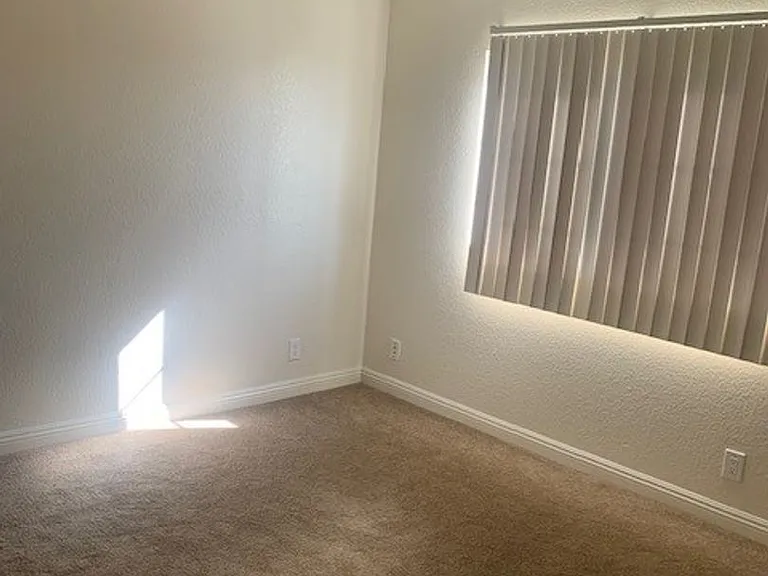 Laurel Canyon Apartments — Photo 32
