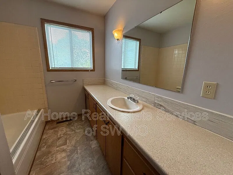3 bed, 1.0 bath, 1100 sqft, $1,180 — Photo 4