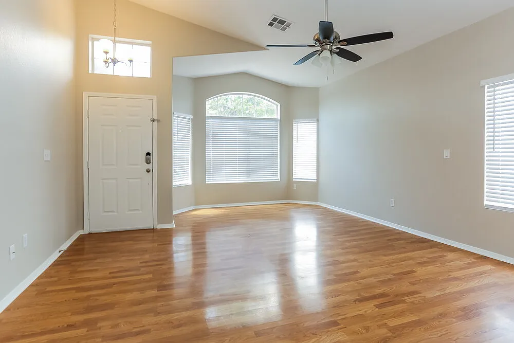 3 bed, 2.0 bath, 1629 sqft, $2,055 — Photo 3