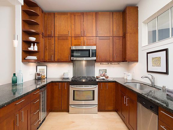 5th image of 220 Laussat St
